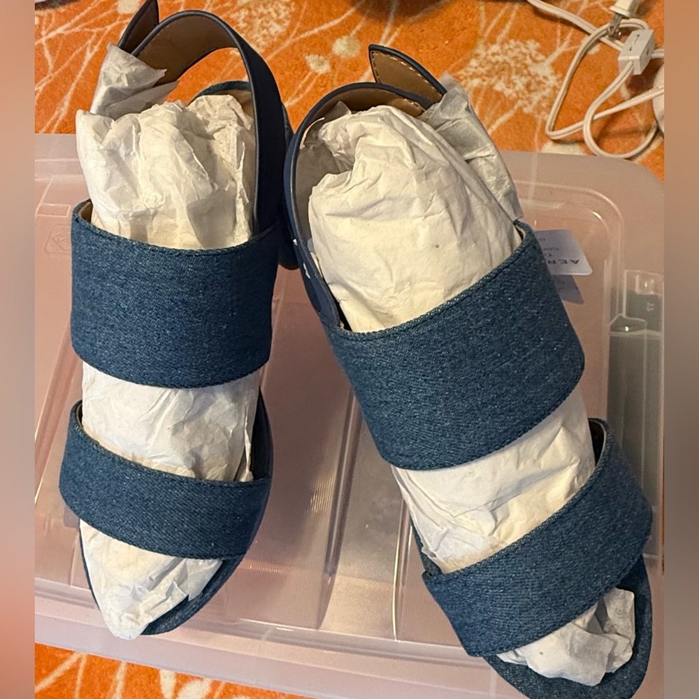 AEROSOLES Denim Chunky Blue Strappy Heeled Sandals. Size 6